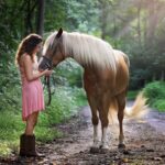 Pige og hest