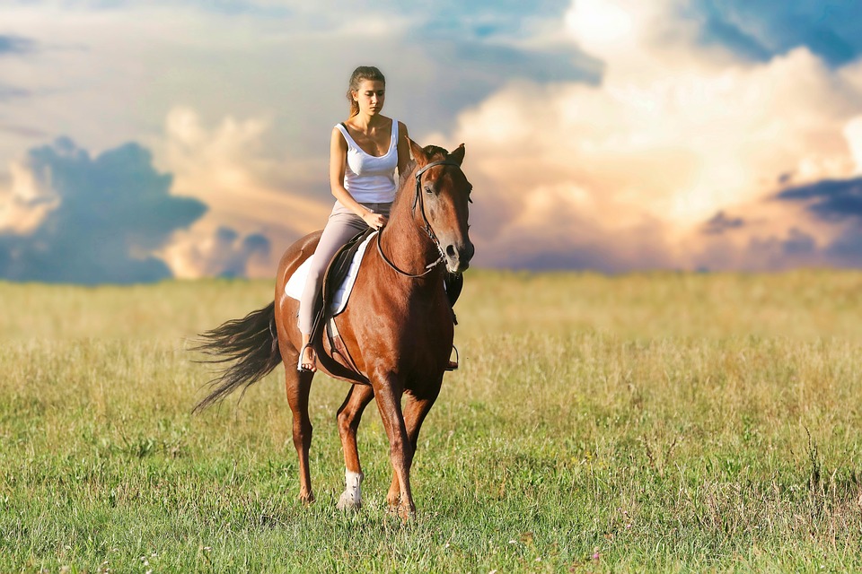 pige rider på hest