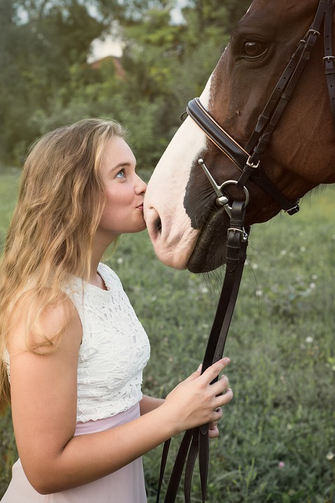  pige der kysser hest
